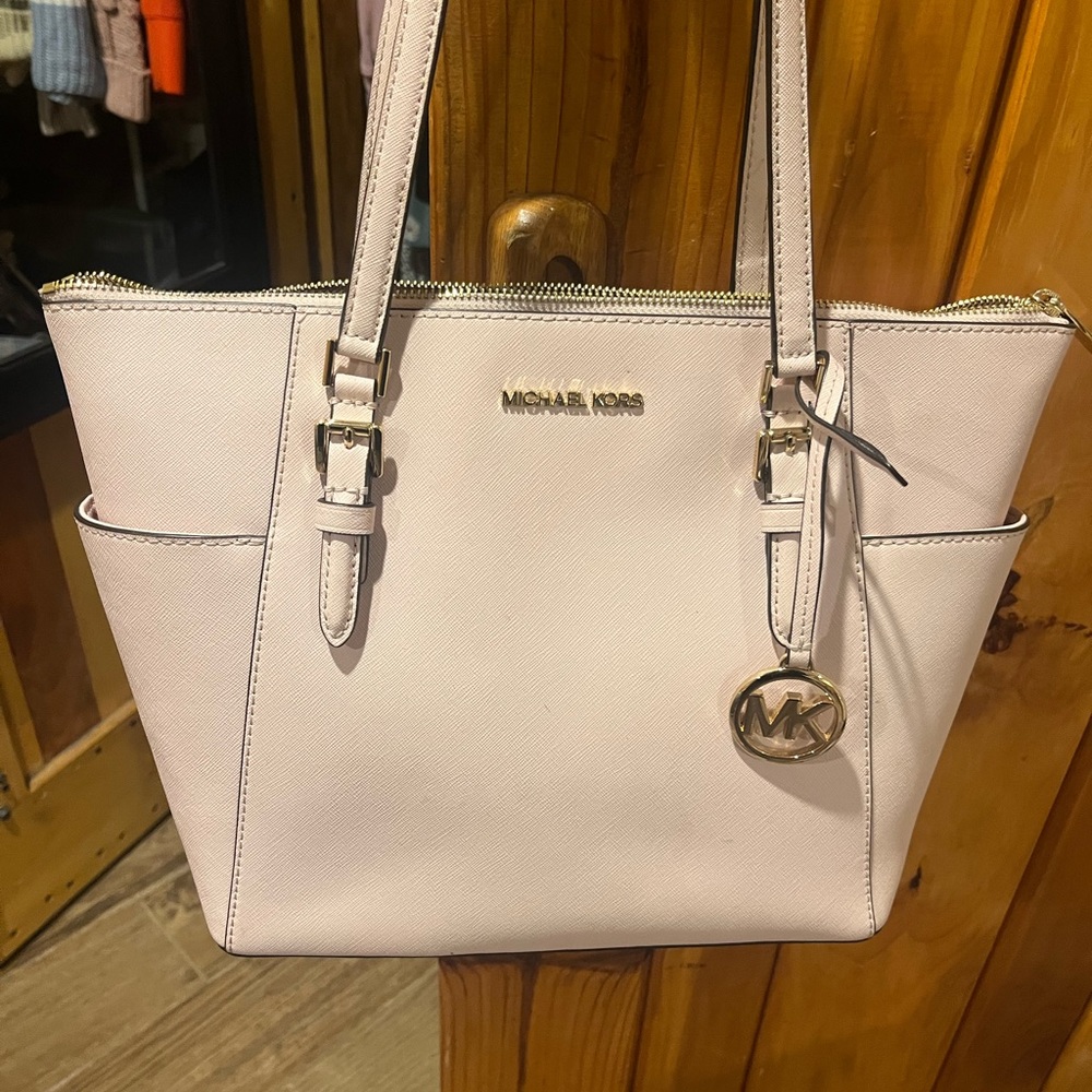 Slightly used micheal kors purse